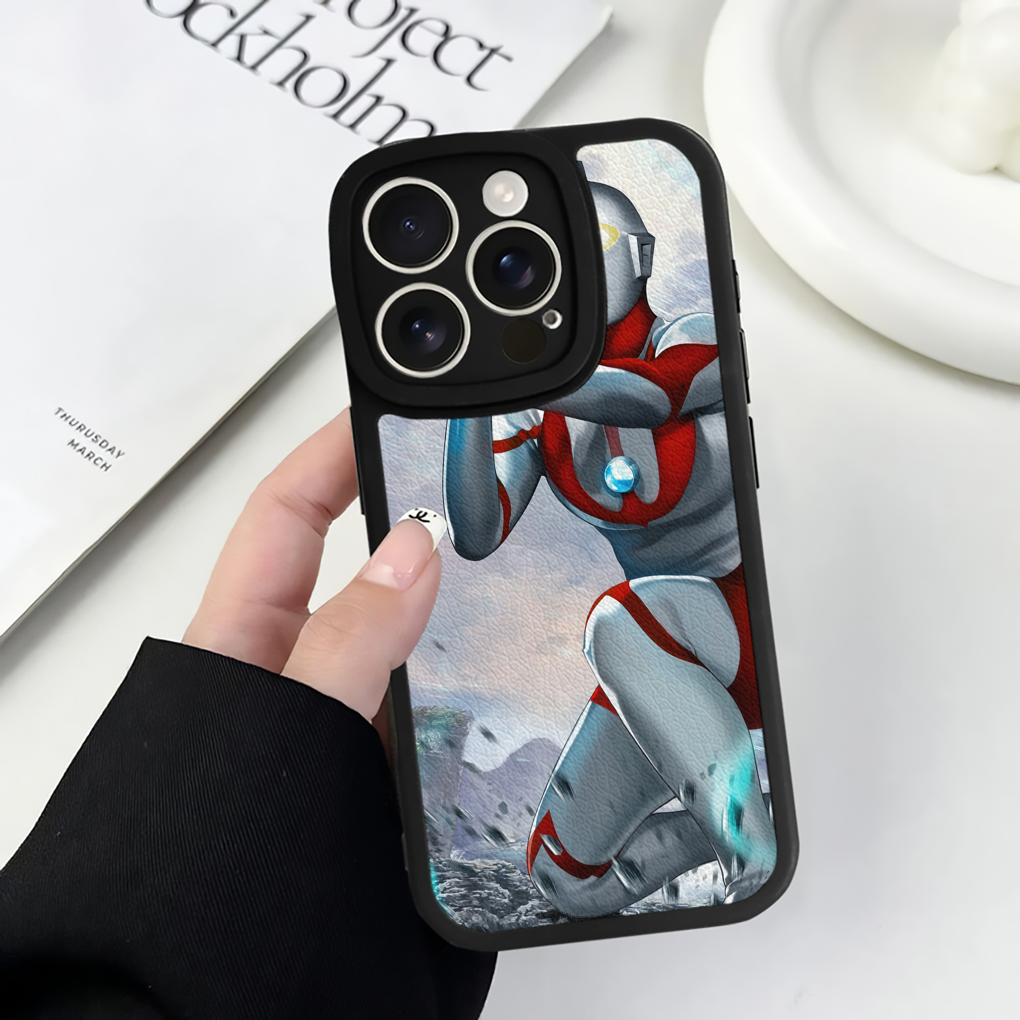 （画像用） ウルトラマン Ultraman 【iPhone 16シリーズ対応】シリコンスマホケース（レザー調） 材質：シリコン